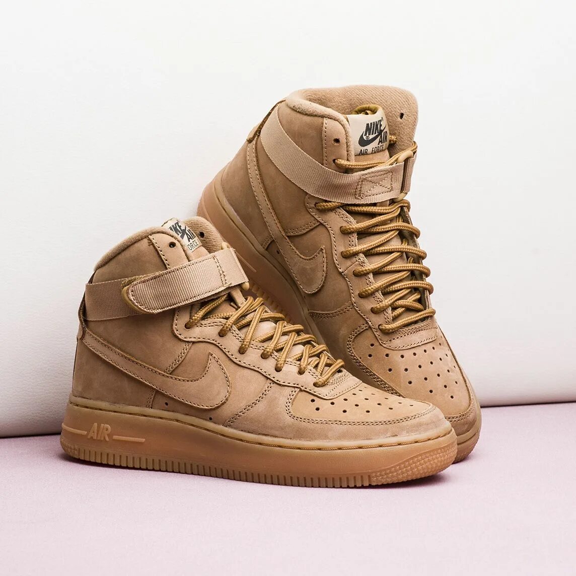 Nike air 1 high. Nike Air Force 1 High lv8. Nike Air Force 1 High бежевые. Nike Air Force песочные. Nike Air Force 1 Mid бежевые.