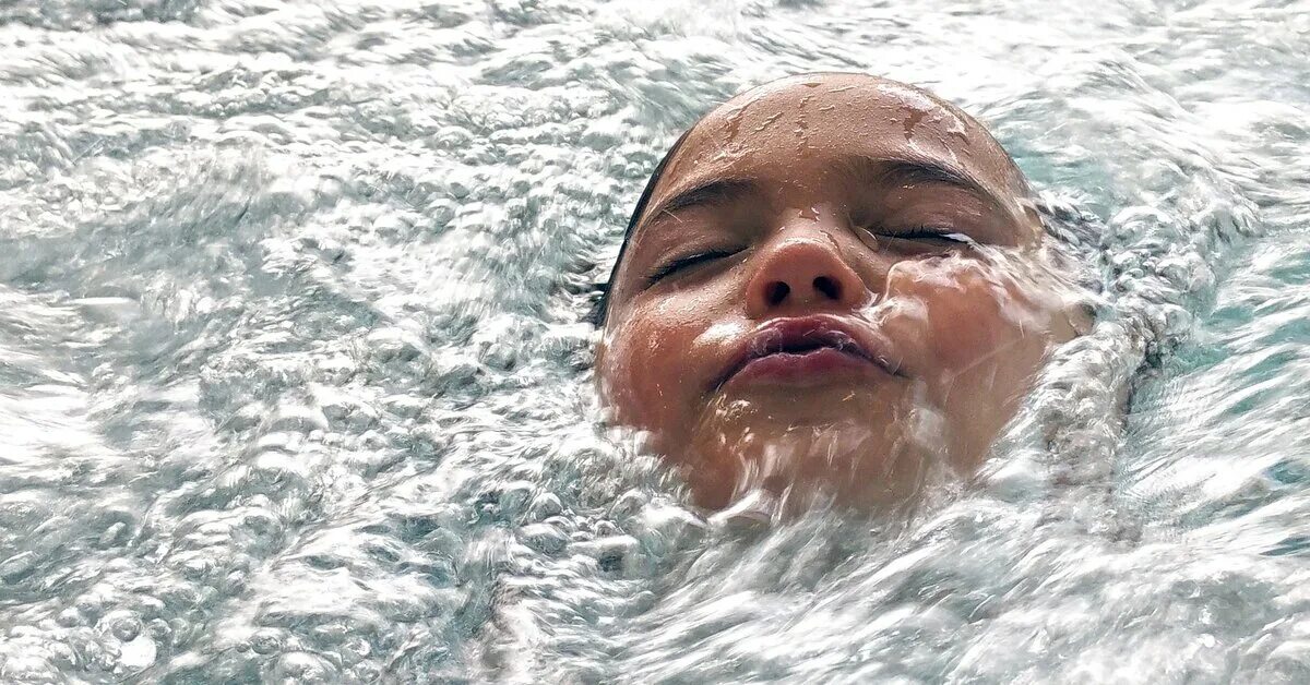 Быстро устаю в воде. Человек захлебнулся водой. Плавать в море.