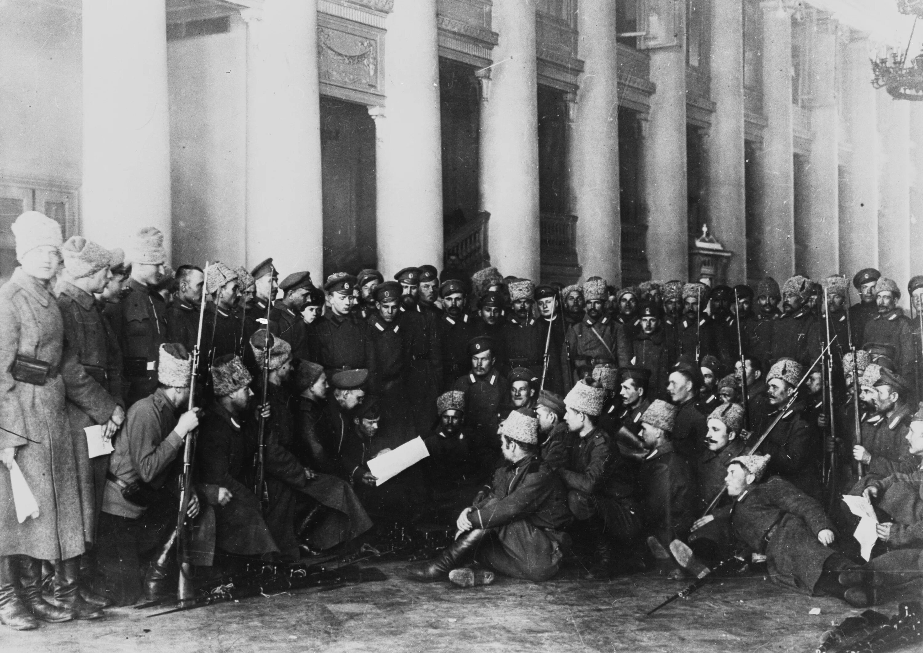 1917 год информация. Октябрьская революция Петроград 1917. Восстание в Москве 1917. Юнкера в Кремле 1917. Театр Московский в 1917 годы.