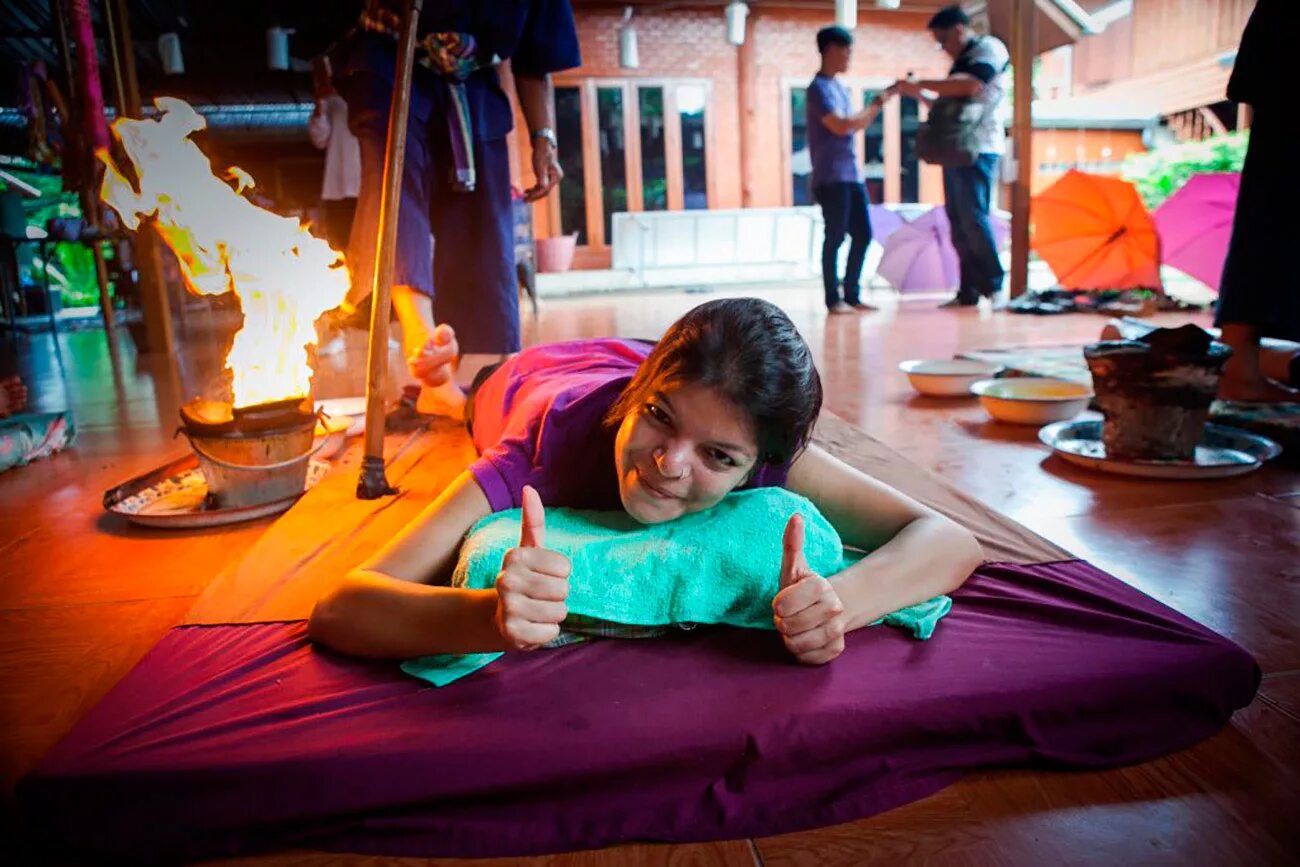Техника лингама. Необычный тайский массаж. Тибетский Огненный массаж. Огненный массаж фото. Массаж огненным Чаном в Тайланде.
