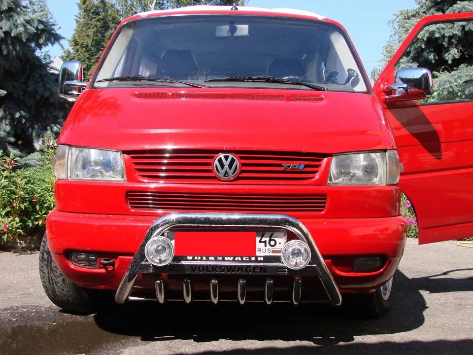 Транспортер т4 дополнительный свет. Volkswagen t4 дополнительный свет. Дополнительный свет Фольксваген т5 Транспортер. Доп свет под решётку в т4 Транспортер.