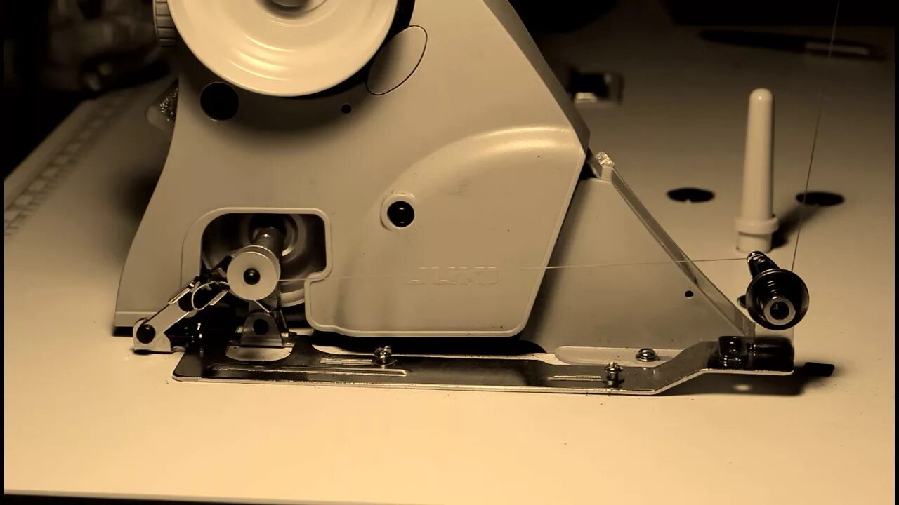 Моталка Juki 8700. Моталка нит сшвеный машина жуки. Промышленная швейная машина 1022 узел намотки шпульки. Механизм для намотки нитки на шпульку швейной машинки типикал.