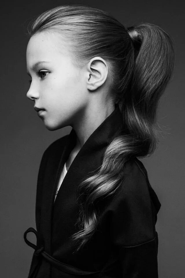 Причёски для девочек на длинные волосы. Девушка с хвостом. Хвост ponytail волосы. Девочка с хвостом фото. Красивая девушка в профиль.