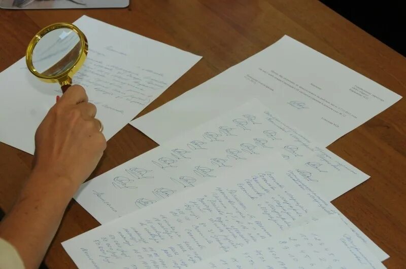 Почерковедческая экспертиза следователь. Судебно-почерковедческая экспертиза. судебно-почерковедческая экспертиза подписи. экспертиза почерка. подчерковая экспертиза.