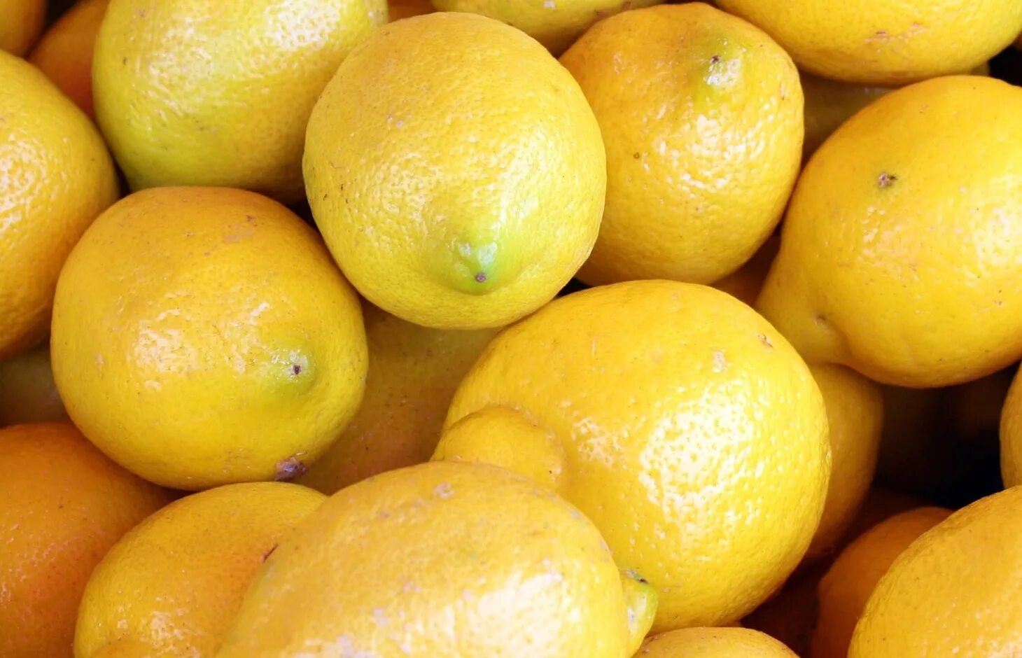 Лимонный сок. Натуральный сок лимона азбука продуктов 200мл. Лимоны на рынке. 100% натуральный сок. 100 грамм лимона.