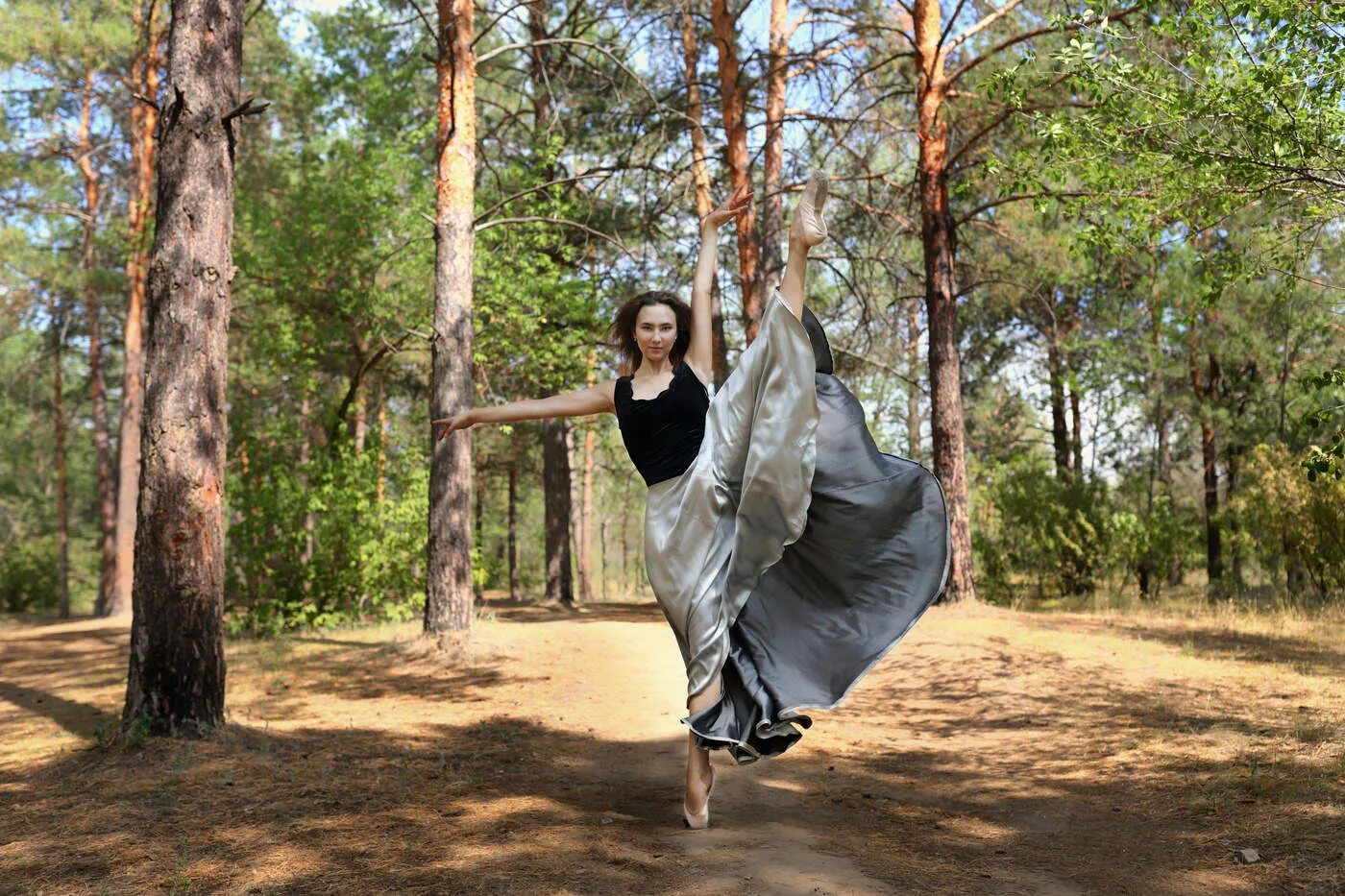 Танцы в лесу песня. Танцы в лесу. лесные танцы. модельные леса. танец с лентой в лесу.