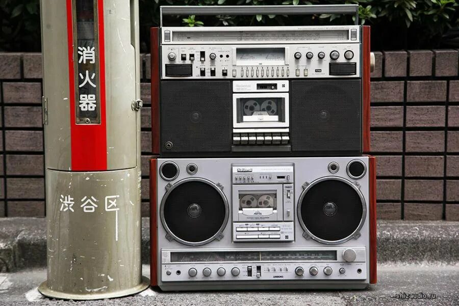 Купить японскую магнитолу. Японские магнитофоны кассетные 80-х. Японская кассетная магнитола Crown. Японский кассетный магнитофон 1970. SKG японский магнитофон 2000.