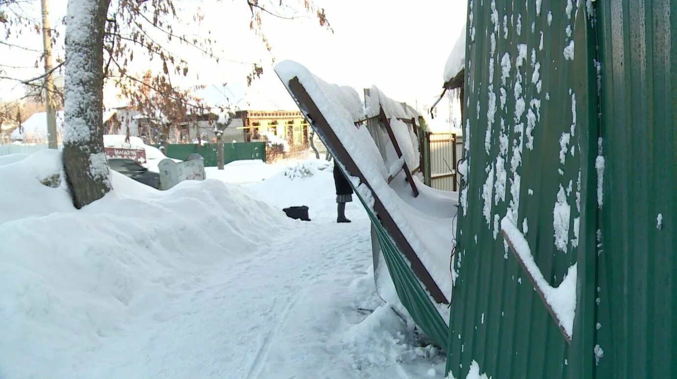 Усиленный забор от снега. Снегозадержание на кровле сугроб. Ограждение на крыше от схода снега. Снегозадержание на участке. Падает снег крыши делать