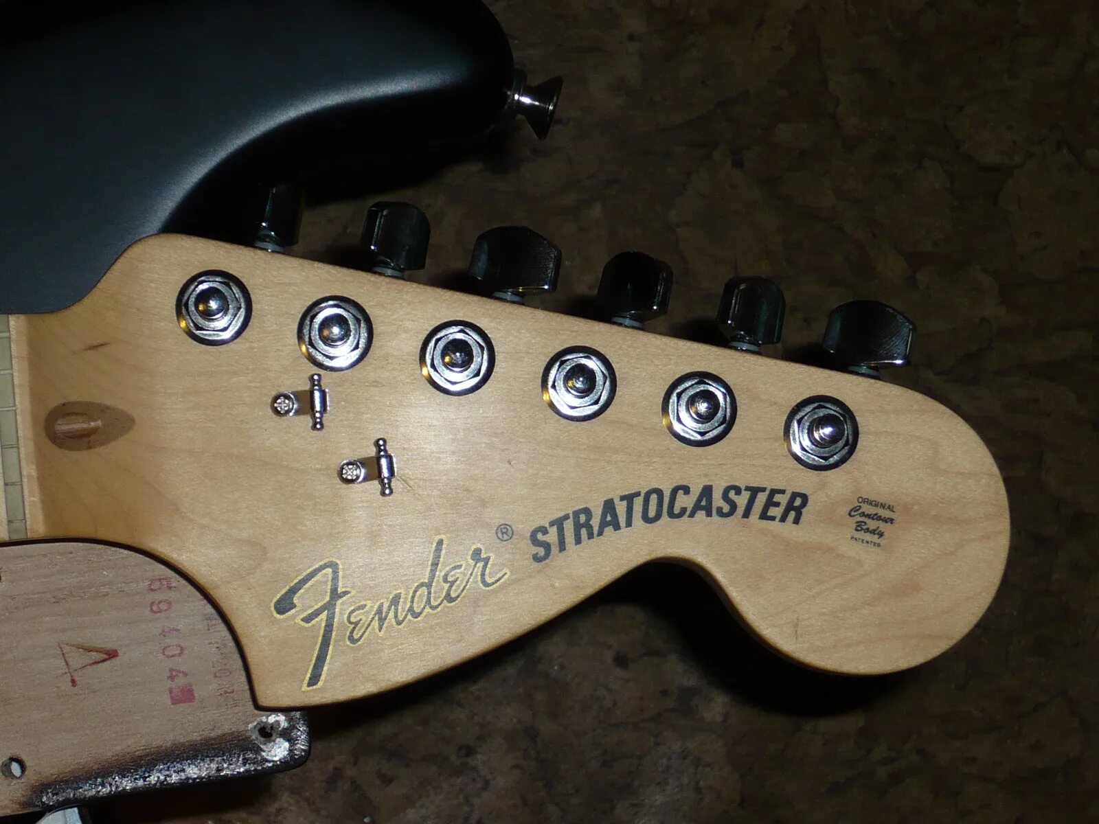 Как отличить fender. Фендер стратокастер настоящий. fender stratocaster 1950 диаметр ладов оригинальный. реплика fender stratocaster champ. fender stratocaster логотип на грифе.