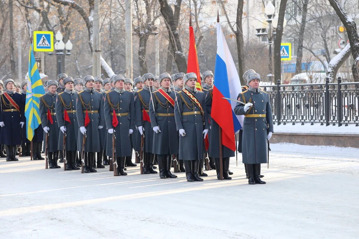 Праздники сегодня 22 февраля. Возложение венков к памятнику Жукова в Екатеринбурге. Рота почетного караула Екатеринбург 2022. Город Екатеринбург возложение венков к памятнику Жукова 1 декабря 2022. Возложение венков рота почетного караула Екатеринбург.