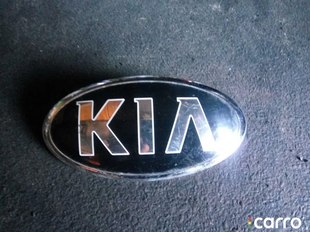 Значки киа рио 3. Значок крышки багажника на Kia Rio 3. Эмблема крышки багажника Киа Рио 3. Значок Киа Рио 3. Эмблема багажника Киа Рио 2017 артикул.