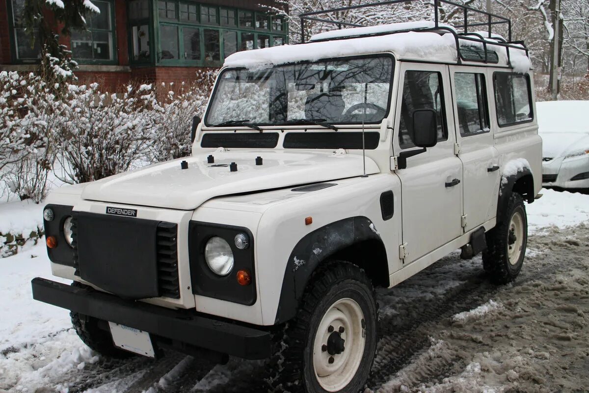 Ленд Ровер Дефендер 110 1997. Defender 110 2000 года. Land Rover Defender 110 c боковым люком. 110 Дефендер 5 литровый.