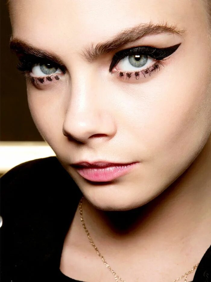 Black eyeliner. Смоки айс Нижнего века. Cara Delevingne Смоки айс. Cara Delevingne стрелки на глазах. Стрелки макияж.