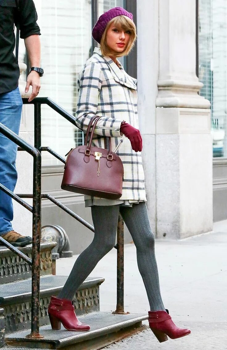 Taylor swift style. Тейлор свифт в пальто. тейлор свифт образы. стиль тейлор свифт зима. taylor swift бордовая ботинках.