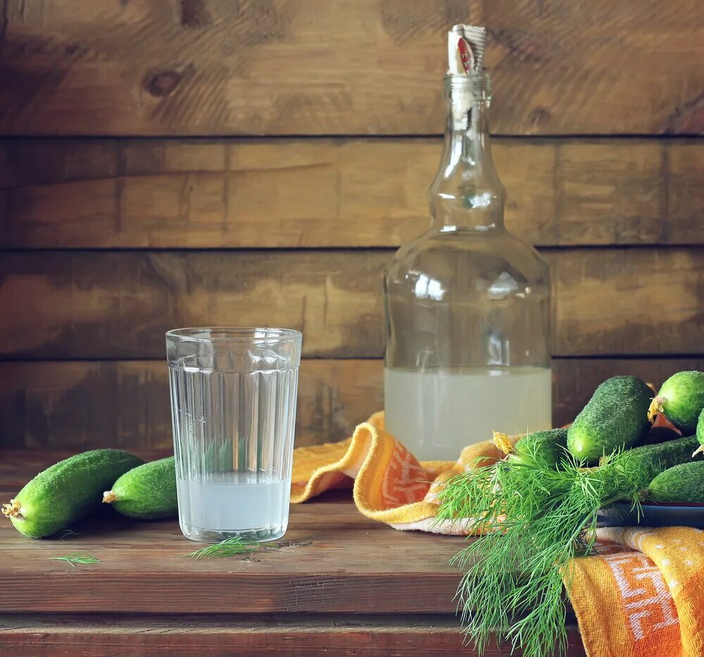 Деревенский самогон рожь. Самогонный аппарат прикольные. Самогон руслановка. Смешной самогонный аппарат. Бутылка мутного самогона.