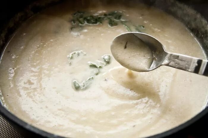 Моус беша ель для лазаньи. Белый соус для лазаньи. Бешамель для лазаньи с молоком. Французский соус бешамель. Соус бешамель для лазаньи.