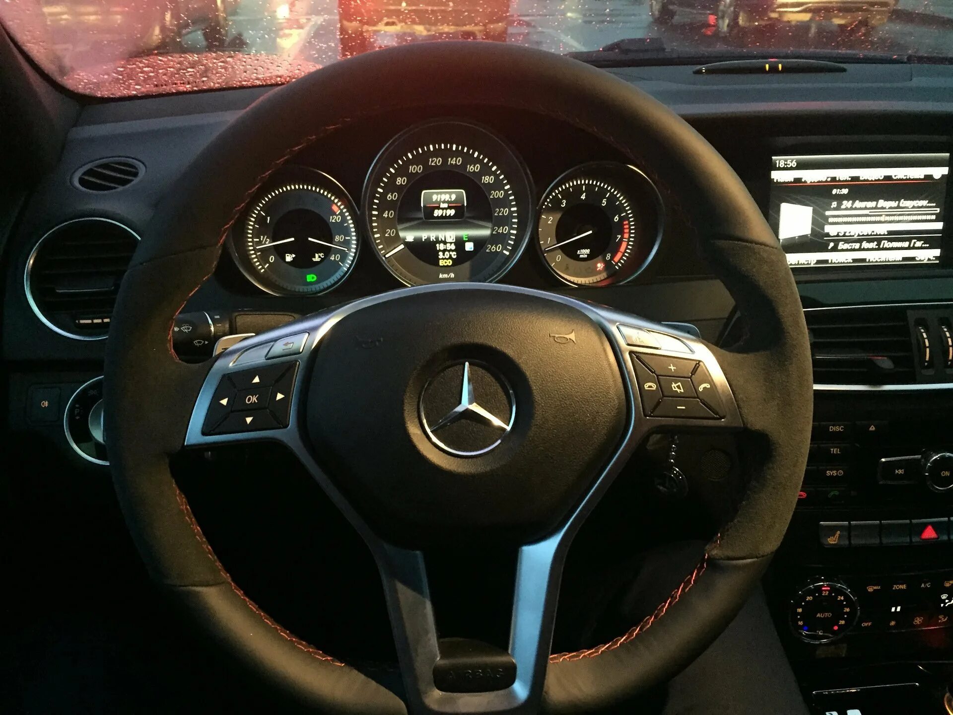 На руле москва. Mercedes benz w204 руль. руль мерседес 200. mercedes с200 руль. за рулем мерседес w221.