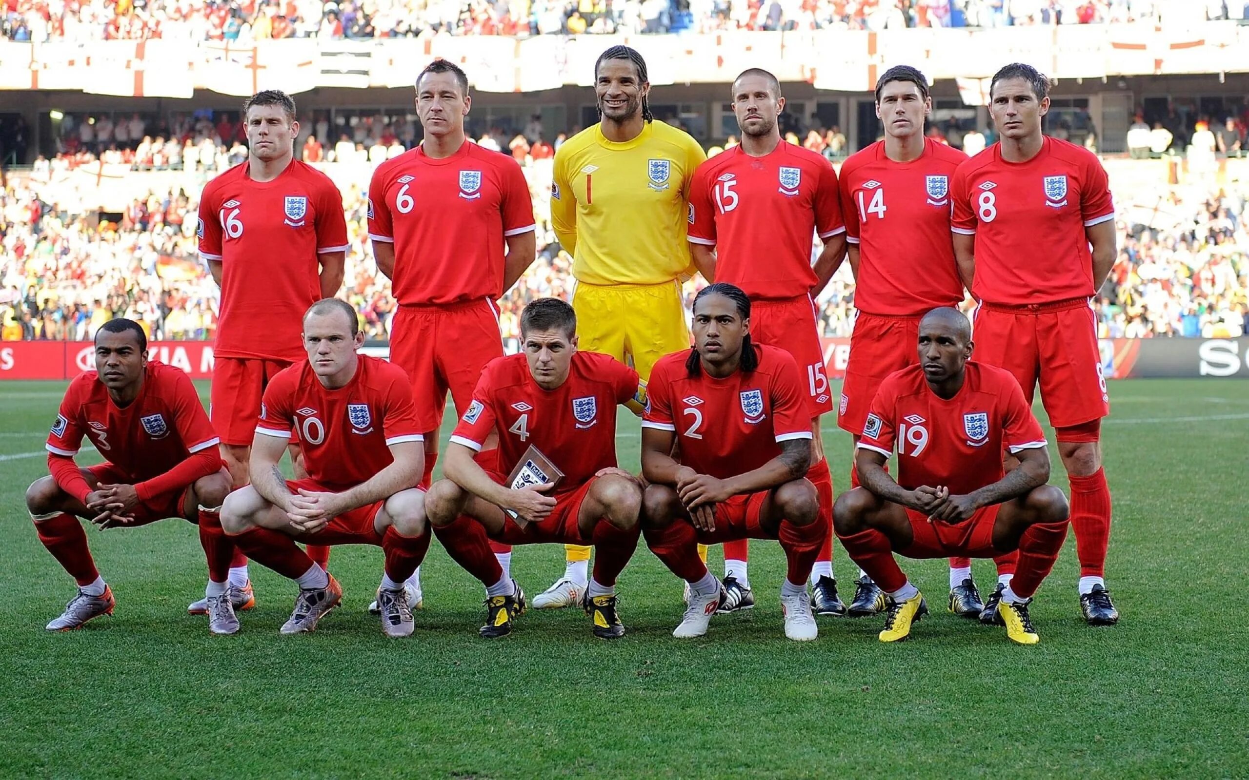 Футбольный клуб время. Англия National Team Football. Сборная Англии 2002. Сборная Англии по футболу. Сборная Англии по футболу 2007.