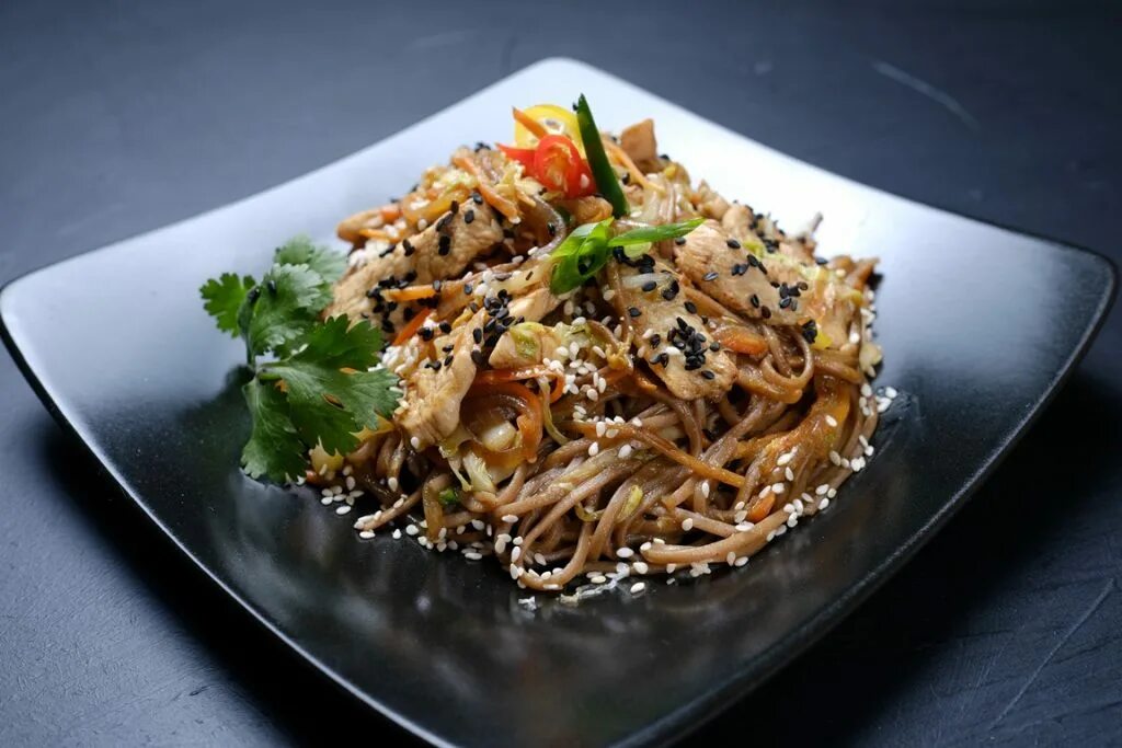 Японская лапша soba. Гречневая лапша соба. Гречневая лапша соба с курицей. Гречневый удон.