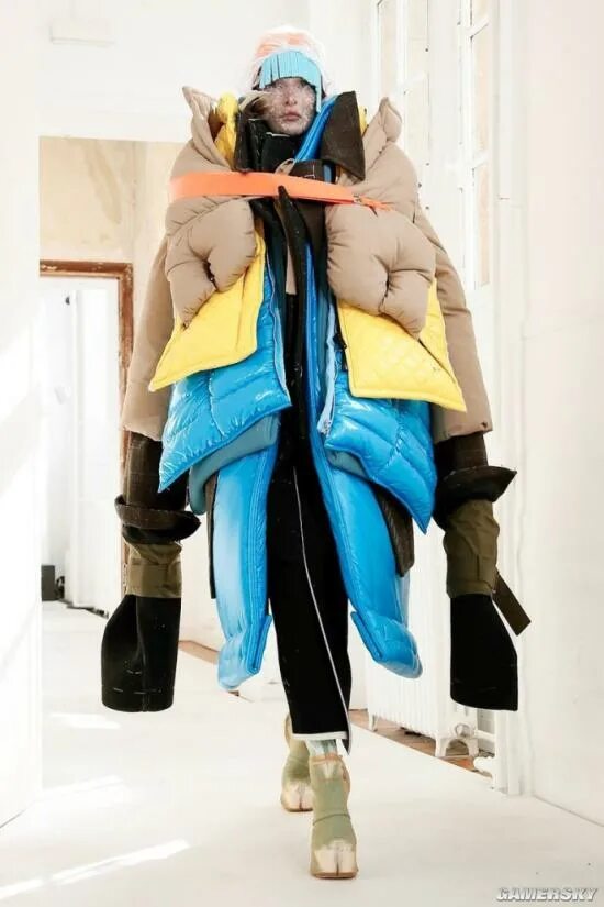 виктор и рольф показ 2005. модель в одеяле на подиуме. показ мод одеяло-пуховик. странная высокая мода. показ мод мем.