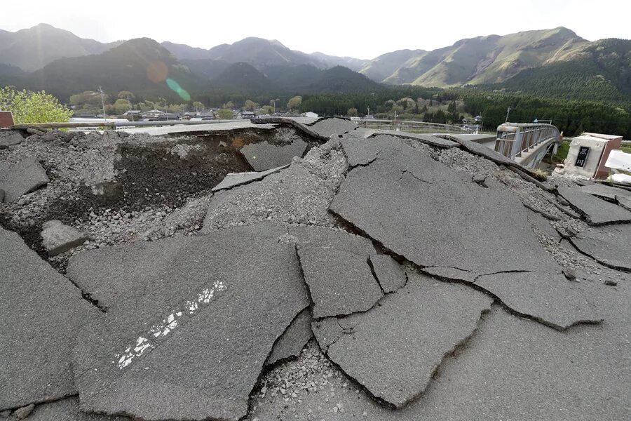 Маленькое землетрясение. Землетрясение. Небольшое землетрясение. Слабое землетрясение. Землетрясение в Японии дорога.