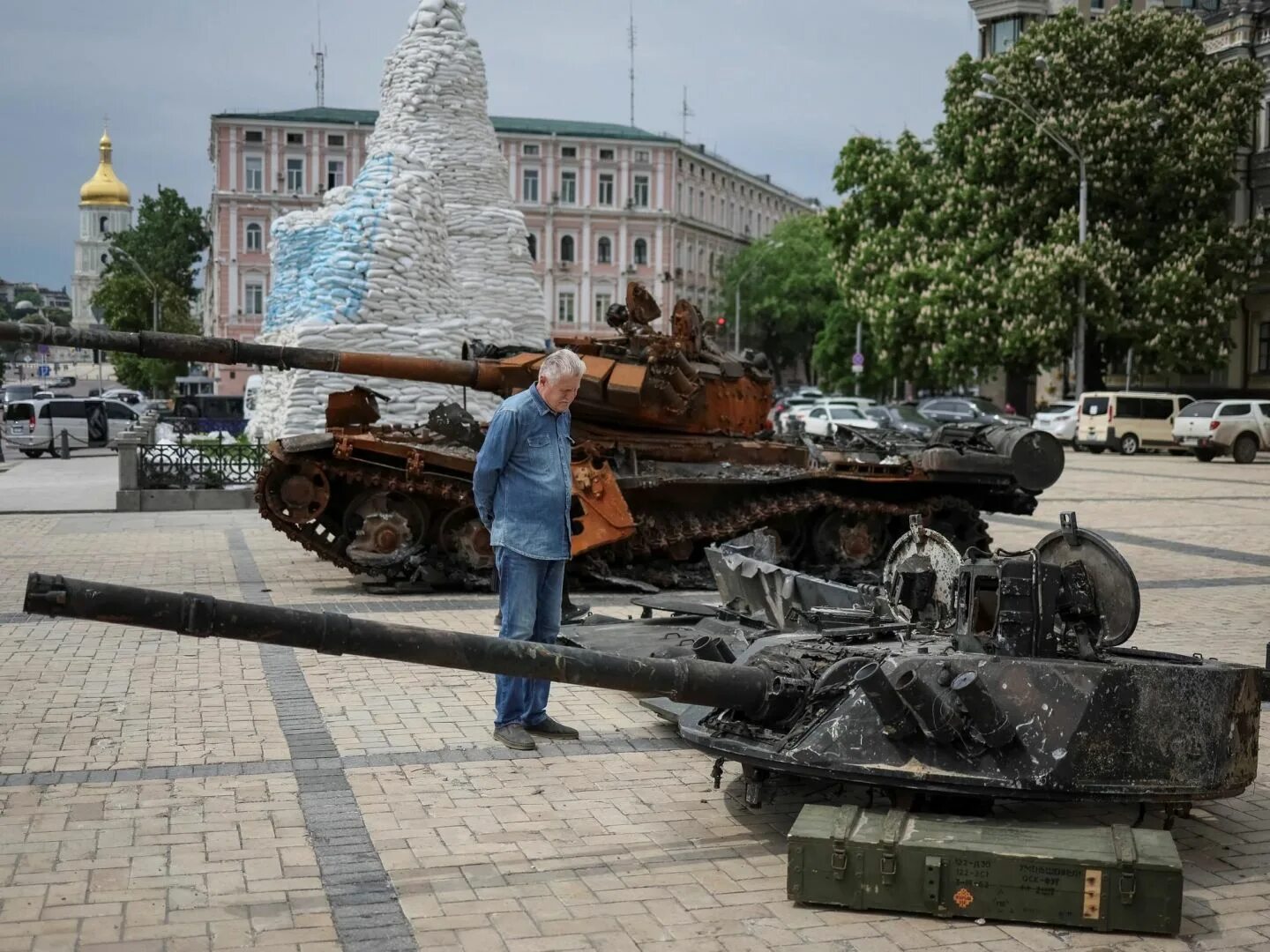 Подбитая техника всу 2022 киев. Остов танка т-34-76 у музея в волгограде. Выставка подбитой техники в киеве. Трофейная российская техника в киеве. Танк пантера 2 в музее.