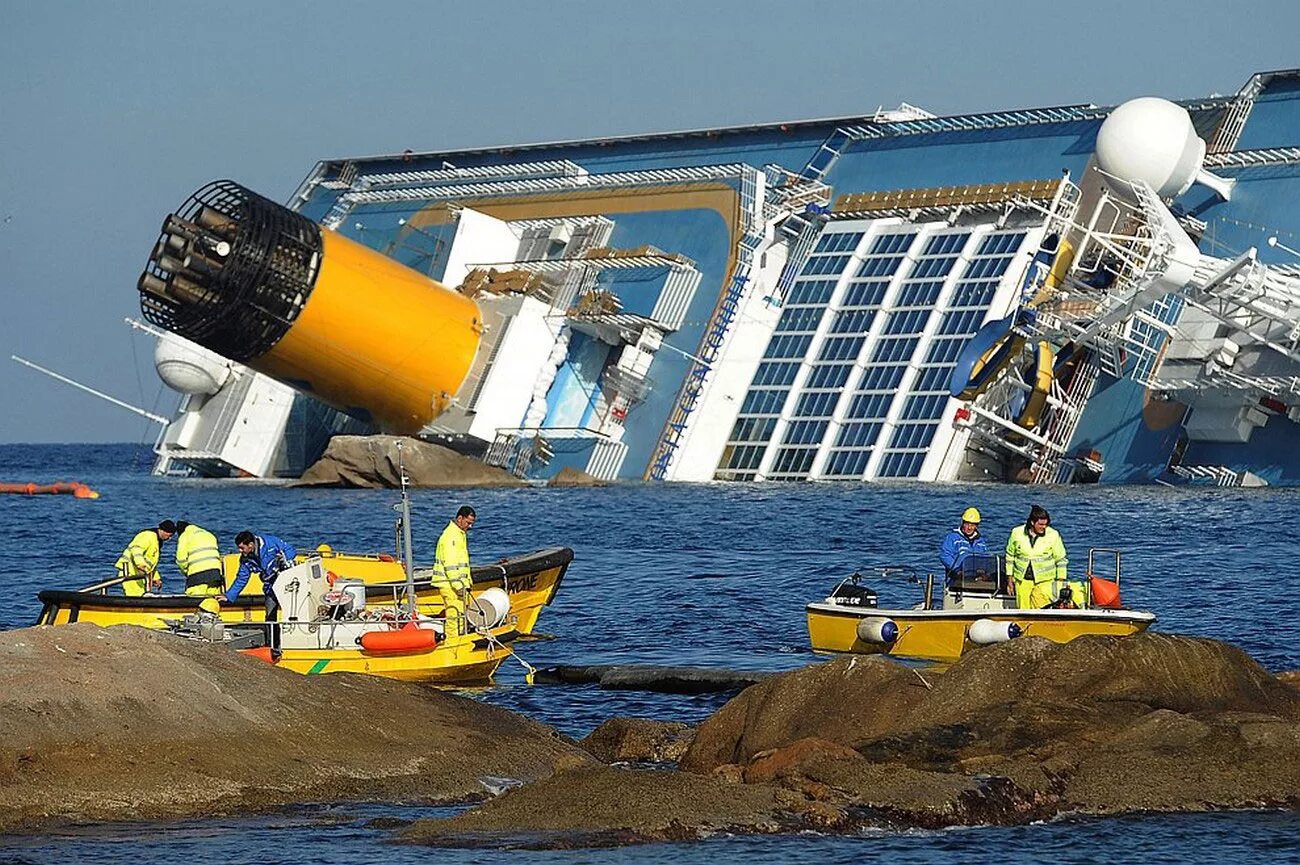 Крушение конкордии. Крушение лайнера Costa Concordia. Лайнер Costa Concordia. Корабль Коста Конкордия крушение. Затонувший лайнер Costa Concordia.