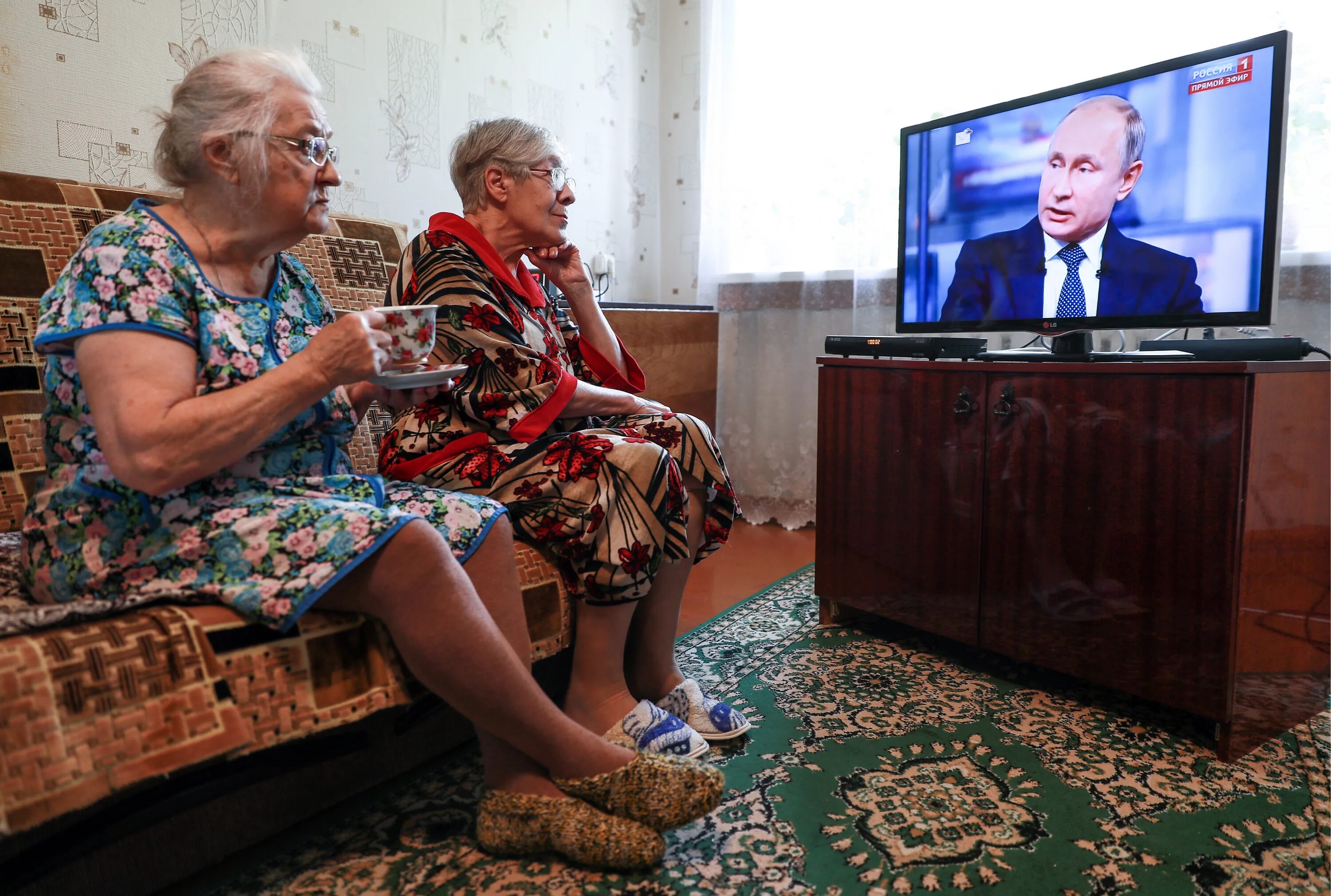 Пенсионеры в России. Российские пенсионеры. Бабушка у телевизора. Пожилые люди в России.