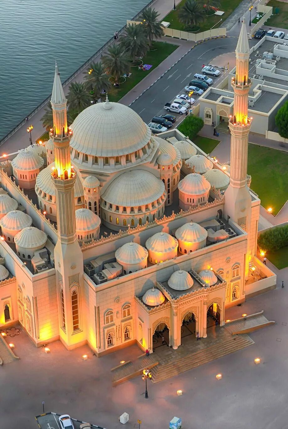 Самые крупные мечети. Шарджа мечеть. Тадж Аль Масджид. Масджид АН Нур Шарджа. Кристальная мечеть Малайзия.