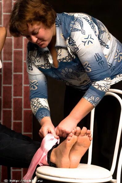 связали щекотать парня