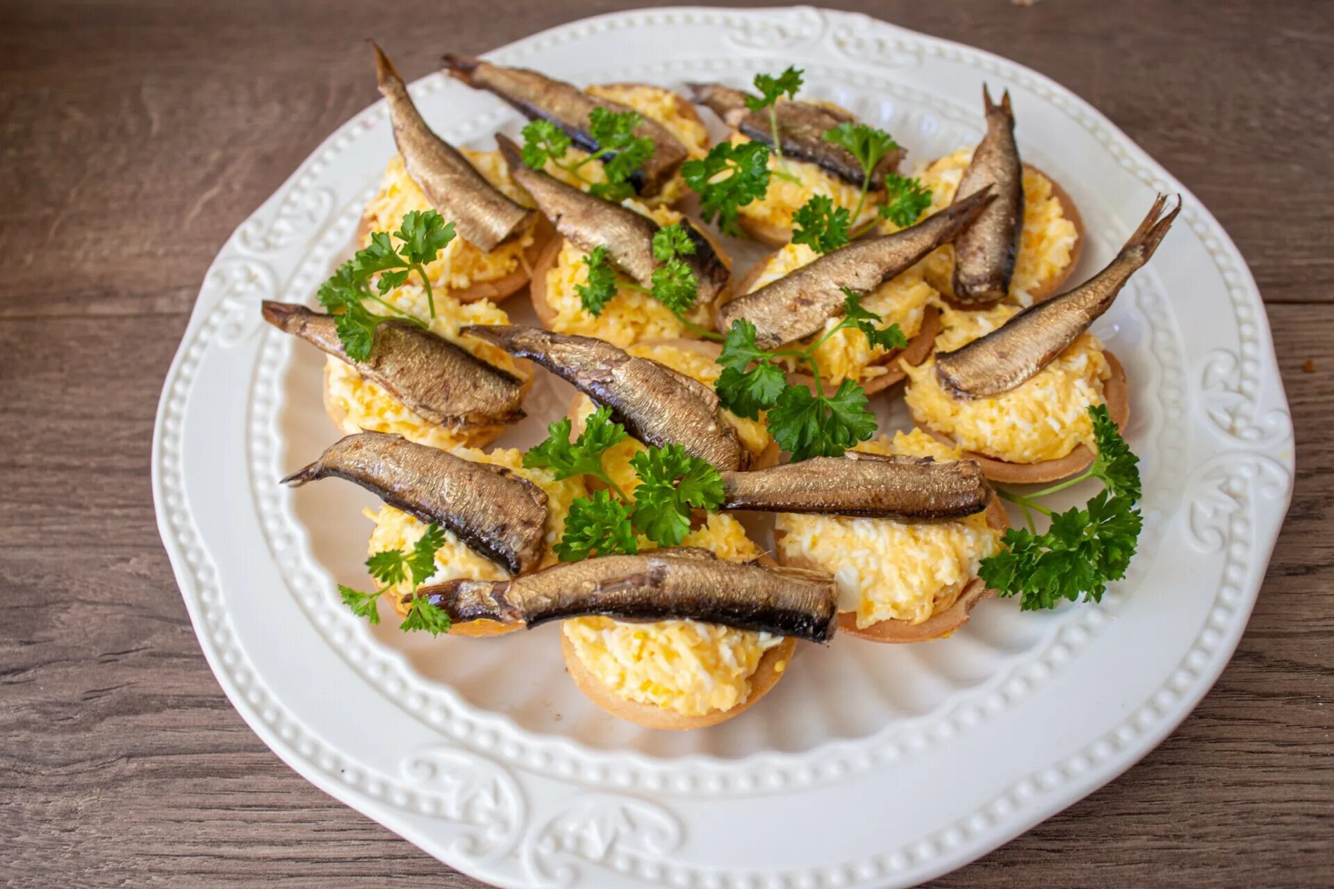 Тарталетки со шпротами рецепты с фото самые. Яйца фаршированные шпротами. Тарталетки со шпротами рецепты с фото самые. Тарталетки со шпротами. Тарталетки со шпротами и яйцом.