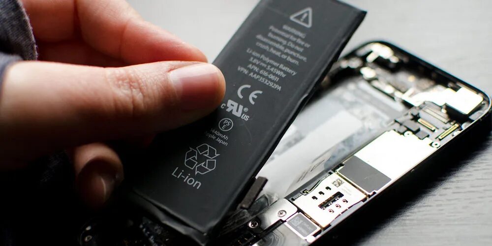 На сколько хватает аккумулятора айфона. Iphone Battery. Батарея айфон 5g. Iphone 4s батарея. Аккумулятор для iphone 12.