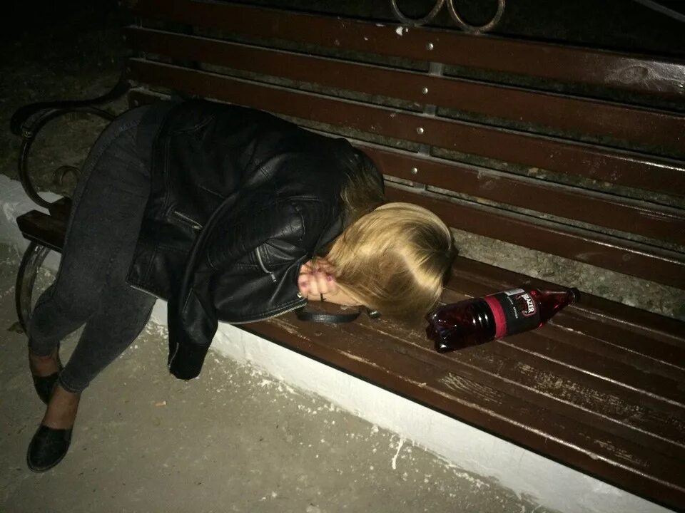 бухая в хлам девка