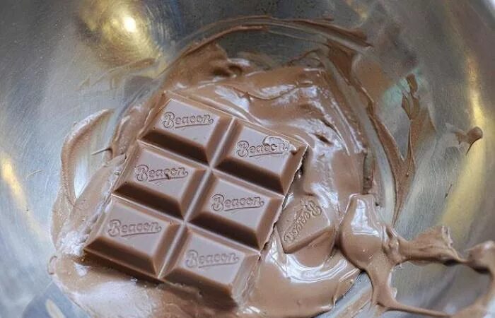 Растаявший шоколад. Растаявшая шоколадка. Подтаявший шоколад. Молочный шоколад растаявший.