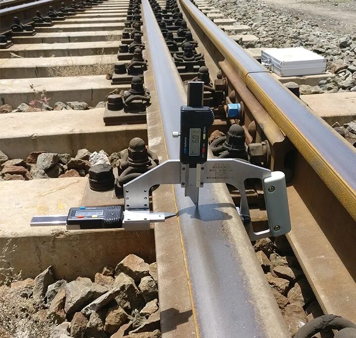 Боковой износ рельсов в кривых. Uic 60 rail profile. скоба для измерения износа рельса. рельсы с датчиком. рельсовые датчики.