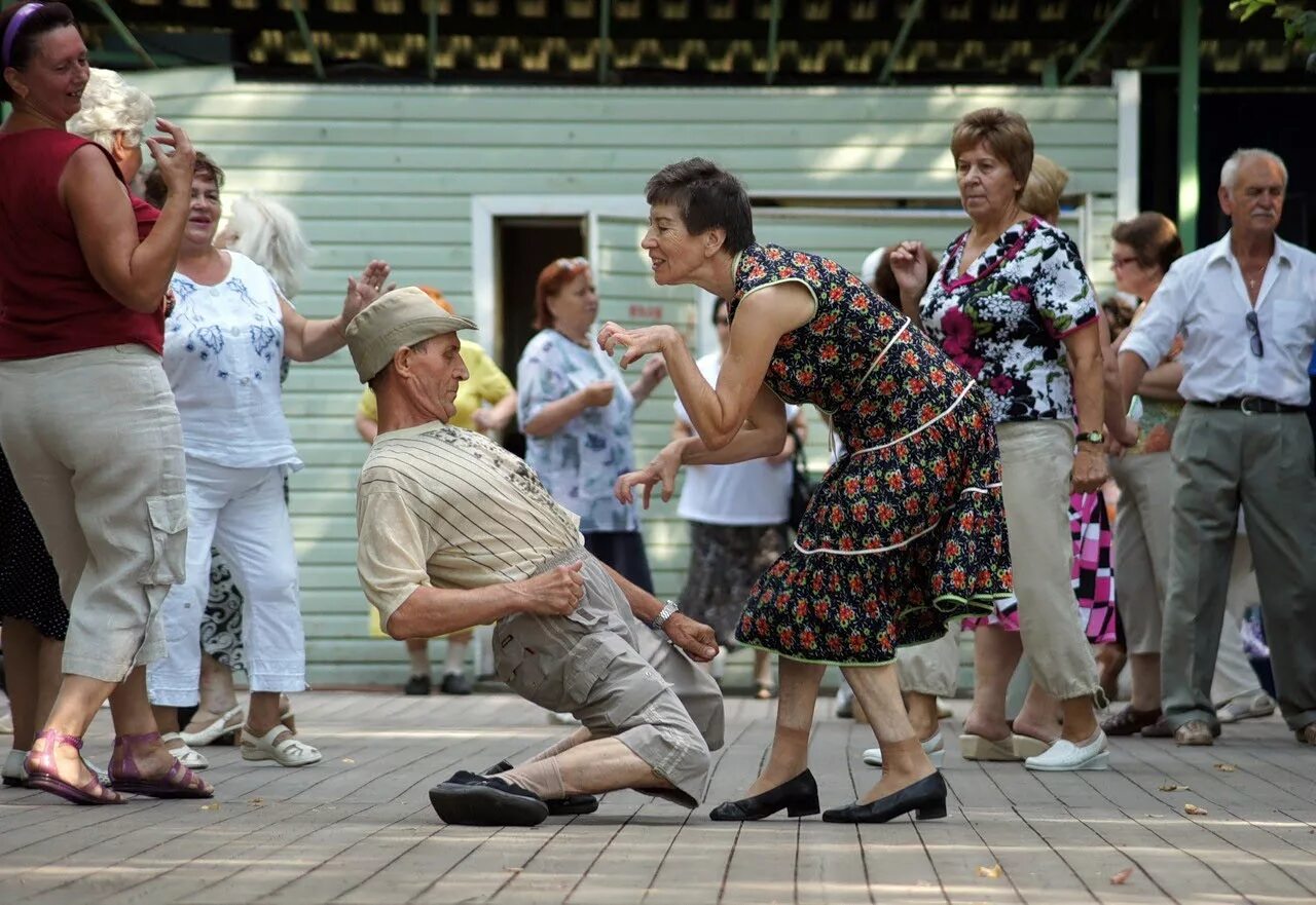 Веселые взрослые. Старики танцуют. Смешные танцы. Танцы прикол. Старик пляшет.