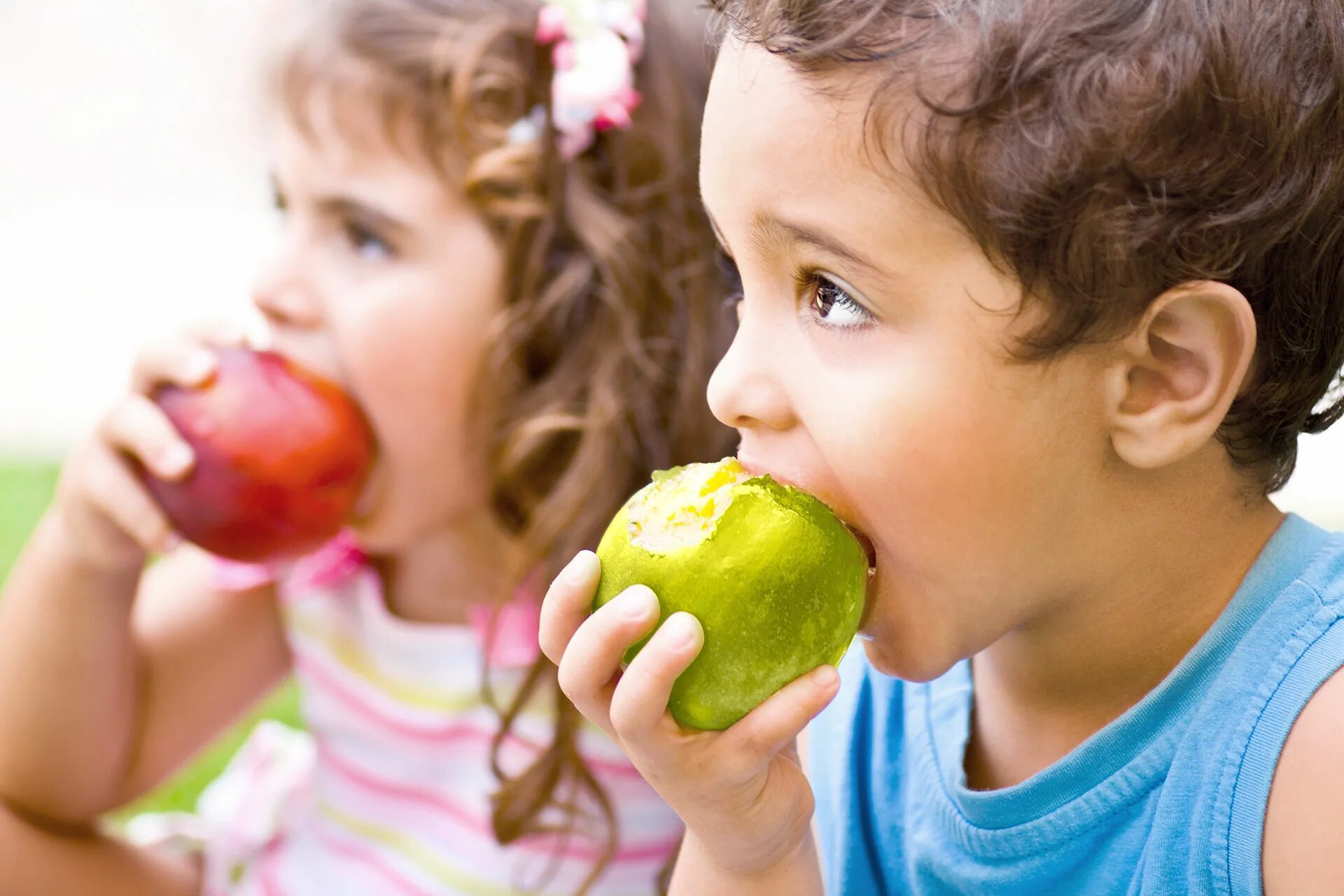 Фруктовый папа. Кушает яблоко. Мальчик ест фрукты. Ребенок ест яблоко.
