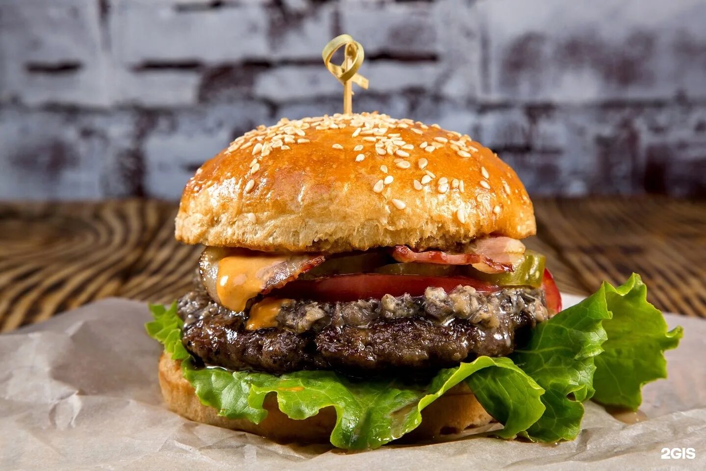 бургер из говядины рецепт. домашние бургеры с котлетой. бургер из говядины рецепт. бургер с говядиной. бургер с рваной свининой.