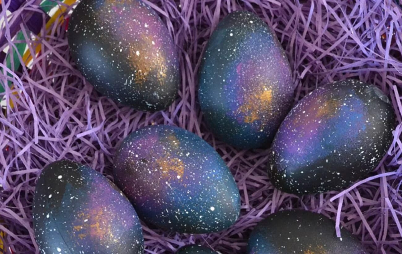 Феерия яиц. Пасхальное яйцо. Пасхальные яйца космос. Крашеные яйца космос. Драконьи яйца на Пасху.