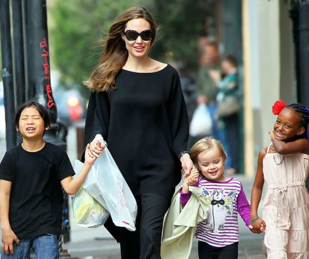 Приемные дети анджелины джоли. Дети анджелины джоли. Дети анджелины джоли. Приемные дети анджелины джоли. Брэд питт и джоли дети.