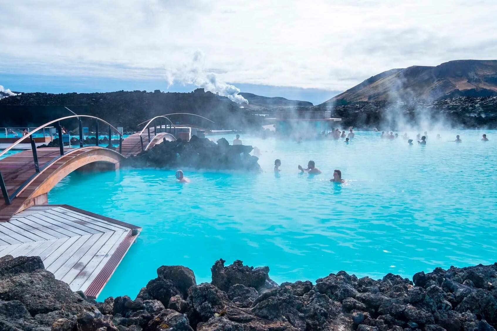 Голубая лагуна 4. Голубая Лагуна Исландия. Голубая Лагуна - геотермальный бассейн в Исландии. Исландия Рейкьявик голубая Лагуна. Голубая Лагуна в Гриндавике Исландия.