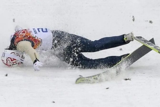 Падение горнолыжника. Сломанные лыжи. Горные лыжи спортсмены падения. Поломанный сноуборд.