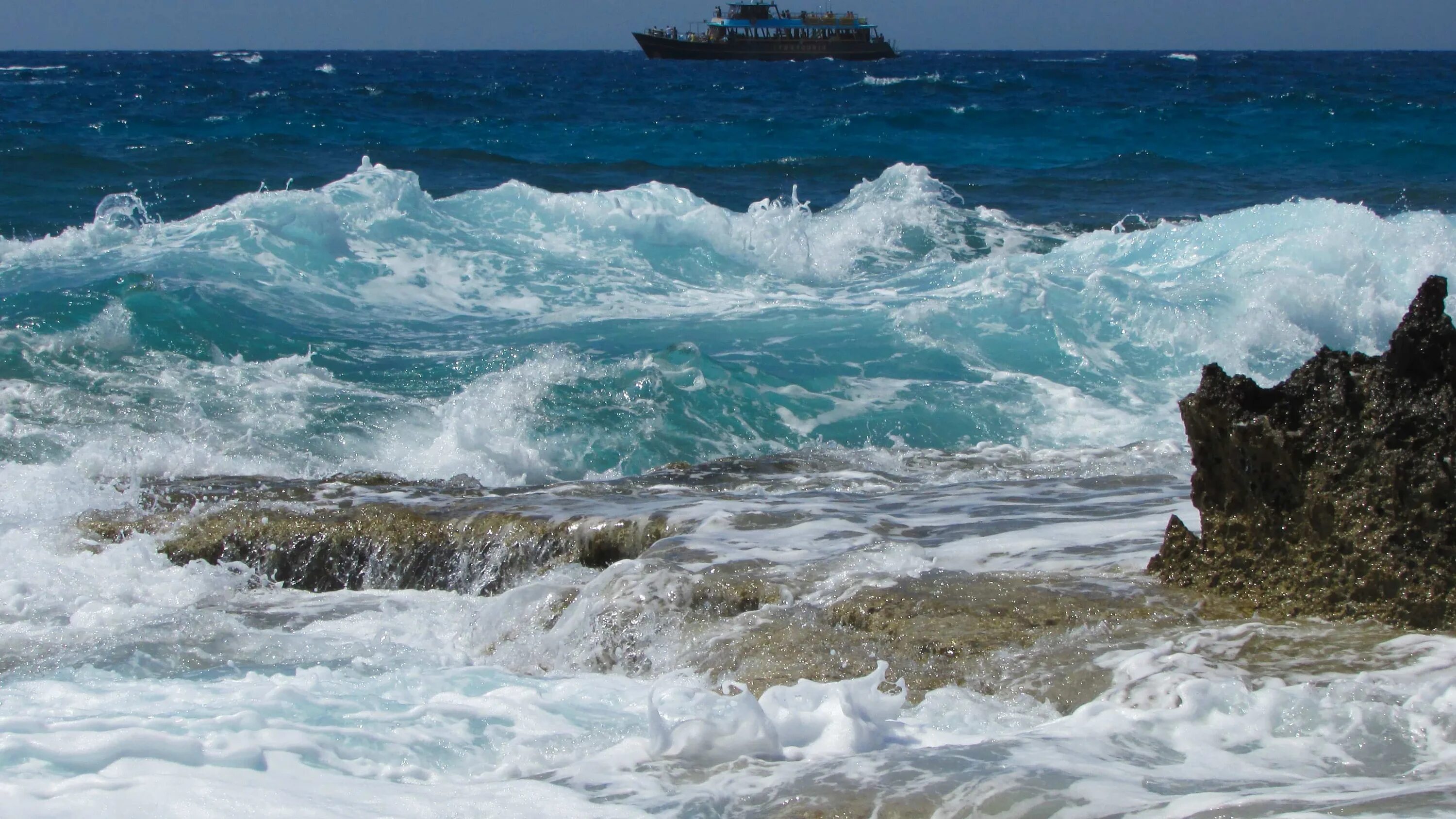 Охотское море. Море, волны. Пляж волны. Волны Прибой. Шум моря океана