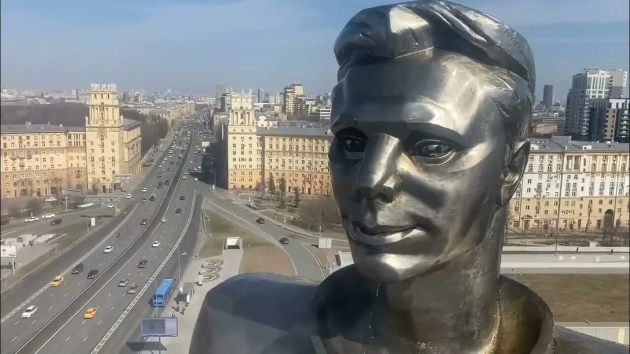 Памятник Гагарина в Москве на Ленинском проспекте. Гагарин памятник на Ленинском проспекте. Памятник Юрию Гагарину в Москве. Памятник Гагарину в Москве на площади Гагарина.