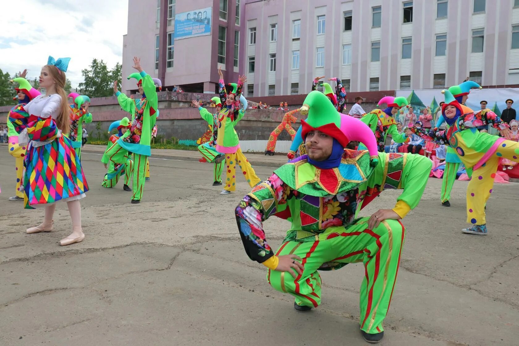 скоморохи танец. скоморохи кафе новосибирск. скоморохи в русской живописи. новосибирск улица челюскинцев 21 скоморохи. костюм скомороха на масленицу.