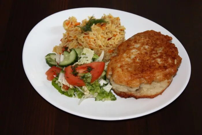 Жареный минтай с рисом. Минтай с рисом и овощами. Жареный минтай какой гарнир подходит. Слово гарнир. Какой гарнир подходит к рыбному минтаю.