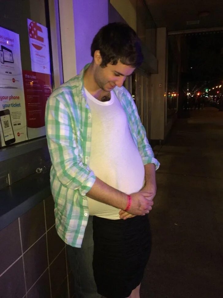 Фото беременный мальчик. Беременные мужчины. Беременный парень. Мужская беременность. Беременный парень подросток.