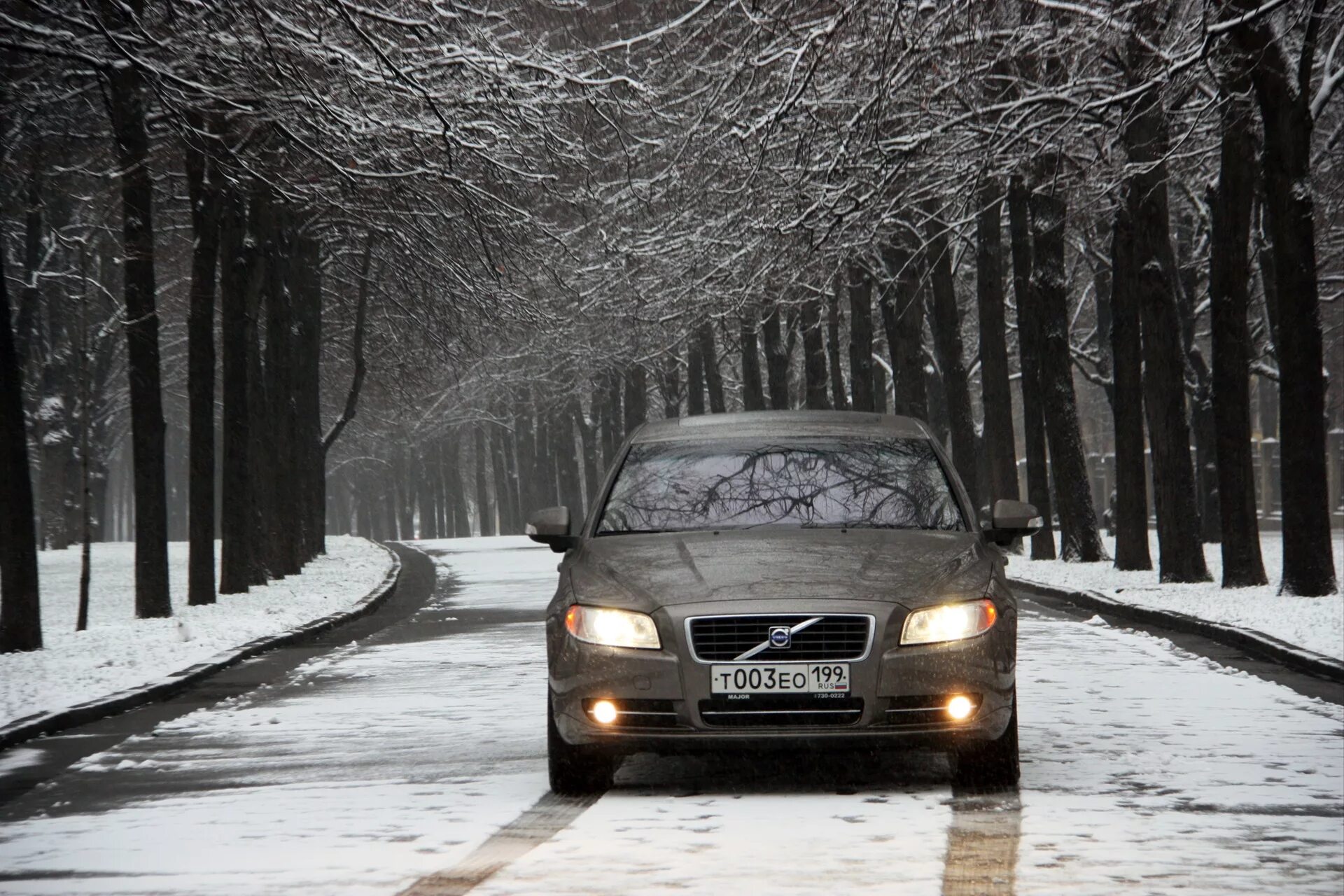 Машина зимой. Машина зимой в городе. Машина в снегу. Автомобиль в снегопад.