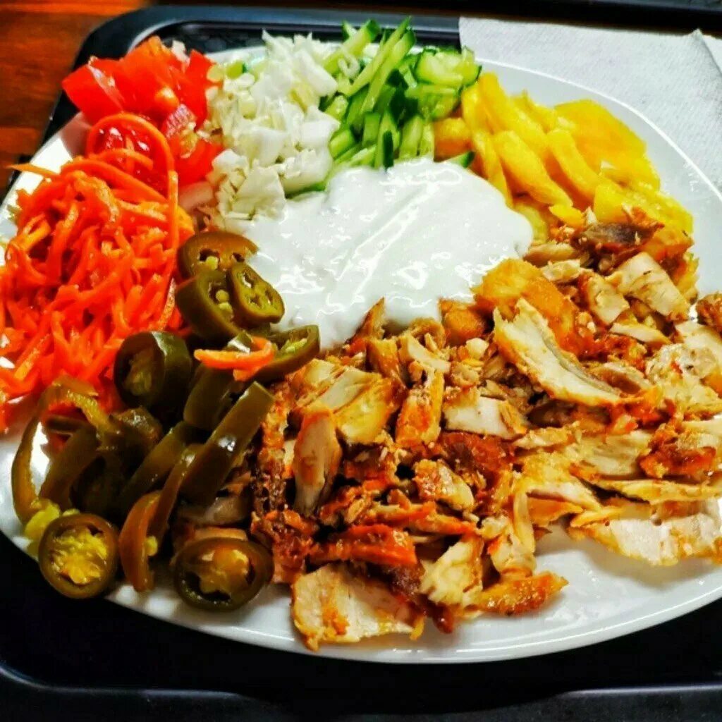 донер на тарелке. арабская шаурма на тарелке. искандер кебаб с фри. шаверма на тарелке с доставкой. шаверма на тарелке с доставкой.