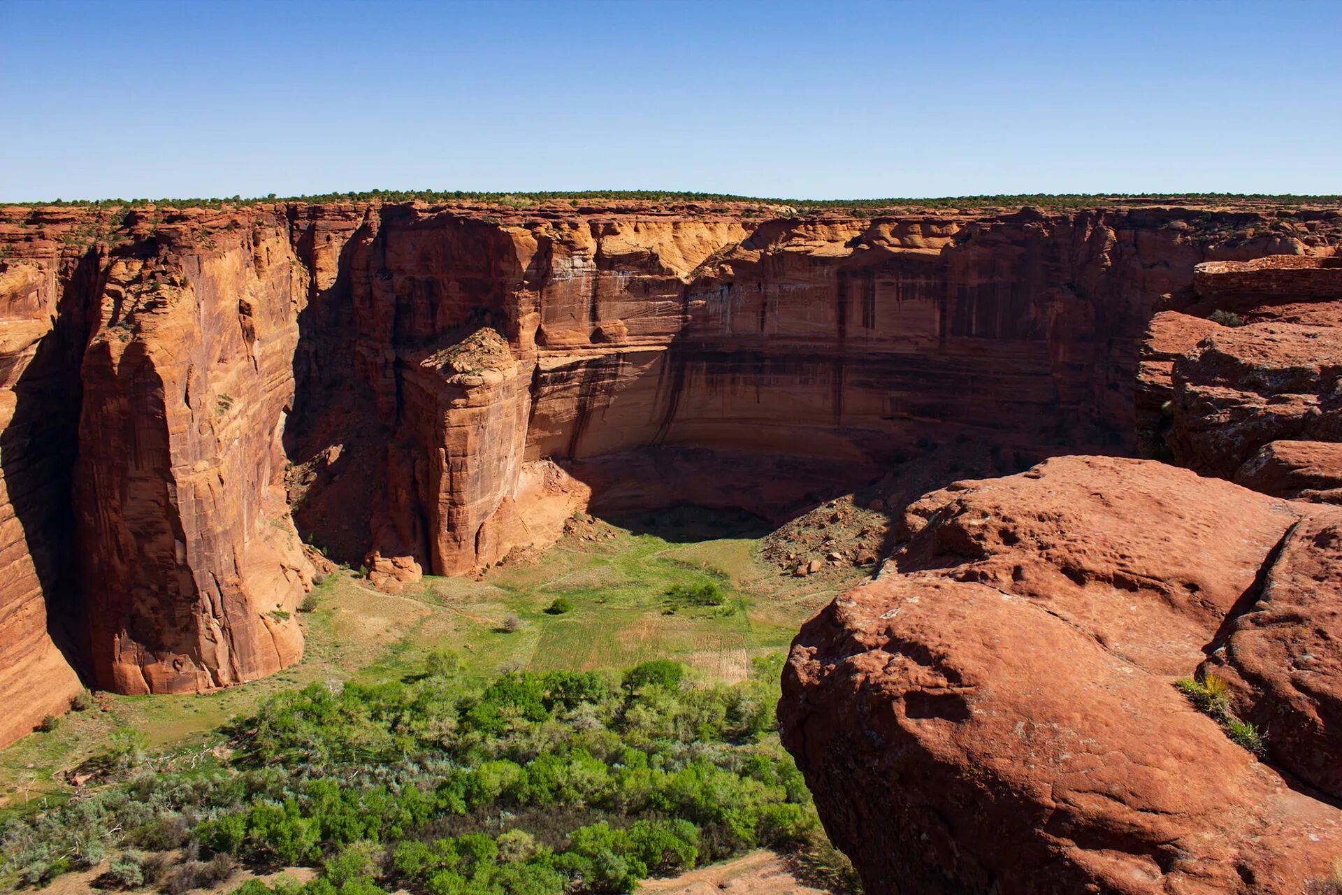Каньон одежда. Каньон-де-шей аризона сша. canyon de chelly national monument. каньон дель оро аризона. скала паук каньон де челли аризона.